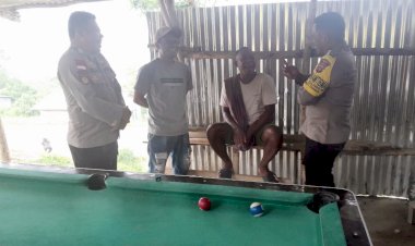 Turun-Menyapa-Warga,-Anggota-Pos-Laktutus-Imbau-Sekelompok-Pemuda-Jauhi-Judi-dan-Minuman-Keras