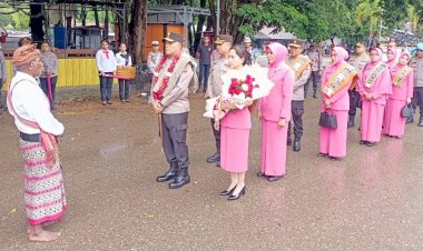 Tradisi-Likurai-dan-Sapaan-Adat-Warnai-Penyambutan-Kapolda-NTT-dan-Ketua-Bhayangkari-Daerah-NTT-di-Mako-Polres-Belu