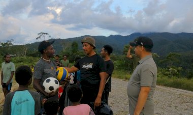 Satgas-Ops-Damai-Cartenz-Pererat-Hubungan-dengan-Pemuda-Lewat-Dukungan-Olahraga