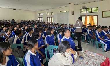 Police-Goes-To-School,-Sat-Lantas-Polres-Belu-Tekankan-Pentingnya-Tertib-Berlalu-Lintas-ke-Pelajar-SMAN-2-Atambua