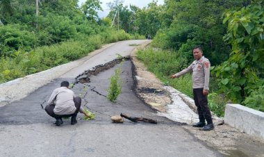 Jalan-Raya-Menuju-Perbatasan-Rusak-Akibat-Longsor,-Anggota-Pos-Builalu-Polres-Belu-Sigap-Pasang-Tanda-Peringatan-dan-Imbau-Pengendara-Waspada