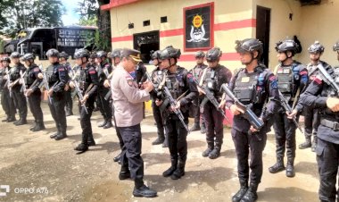 Pengamanan-Putusan-Akhir-Sengketa-Pilkada-Selesai,-Kapolres-Belu,-AKBP-Benny-Miniani-Arief-Lepas-Personel-BKO-Brimob-Polda-NTT