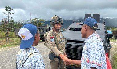 Anak-anak-Pegunungan-Bintang-Sambut-Hangat-Patroli-Dialogis-Personel-Polri