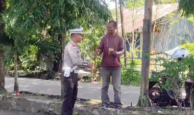 Hari-ke-8-Ramadhan-1446-H,-Polres-Belu-Kembali-Turun-ke-Jalan-Bagi-bagi-Takjil-Gratis-ke-Masyarakat