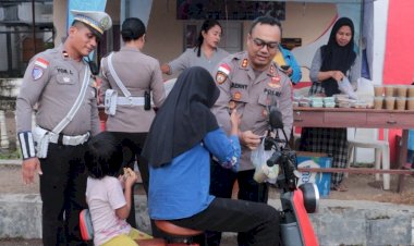 Indahnya-Berbagi-di-Tengah-Ramadhan-2025,-Kapolres-Belu,-AKBP-Benny-Miniani-Arief-Turun-Bagi-Takjil-Jelang-Berbuka-Puasa
