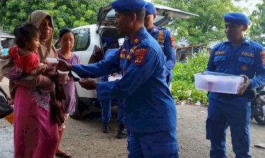 Pupuk-Silaturahmi-di-Bulan-Ramadhan,-Sat-Pol-Air-Polres-Belu-Turun-Bagi-Takjil-untuk-Nelayan-Muslim-di-Atapupu