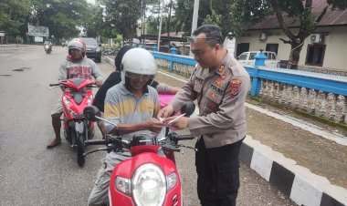 Kembali-Berbagi-di-Tengah-Ramadhan,-Kapolres-Belu-bersama-Anggota-Turun-Bagi-Takjil-Gratis-untuk-Masyarakat