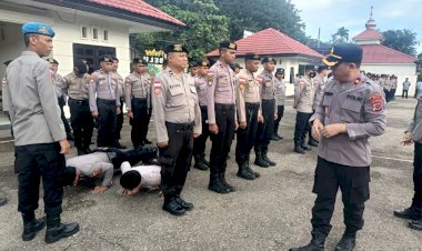 Cek-Kesiapan-Anggota-Jelang-Operasi-Ketupat-2025,-Wakapolres-Belu-bersama-Propam-Cek-Sikap-Tampang-dan-Surat-surat