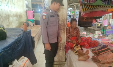 Gelar-Patroli-Dialogis,-Polsubsektor-Atambua-Barat-Ajak-Pelaku-Usaha-di-Pasar-Baru-Lapor-110-Bila-Temukan-Aksi-Premanisme