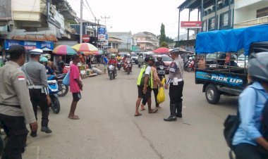 Jamin-Rasa-Aman-dan-Nyaman-Masyarakat-Saat-Beraktivitas,-Personel-Ops-Ketupat-2025-Polres-Belu-Rutin-Atur-Lalu-Lintas-dan-Patroli-di-Pasar
