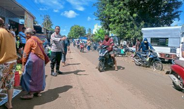 Tertibkan-Kendaraan-dan-Pedagang-Kaki-Lima,-Langkah-Jitu-Kapolsek-Tasifeto-Barat-dan-Anggota-Cegah-Kemacetan-di-Pasar-Halilulik
