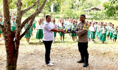 Polisi-Sahabat-Anak,-Bhabinkamtibmas-Polsek-Tasifeto-Barat,-Aipda-Fahrudin-Serahkan-Sarana-Kontak-Hingga-Ajari-Pelajar-SDI-Wekmutis-Baris-Berbaris