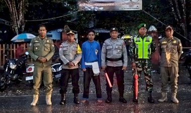 Diguyur-Hujan-Sejak-Sore,-Polres-Belu-dan-Jajaran-Setia-dan-Siaga-Amankan-Misa-Malam-Paskah-2025