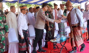 Hadir-di-Peringatan-Hardiknas-2025,-Kapolres-Belu-bersama-Ketua-Bhayangkari-Saksikan-Tarian-Kolosal-Persembahan-dari-2000-Pelajar-di-Tapal-Batas