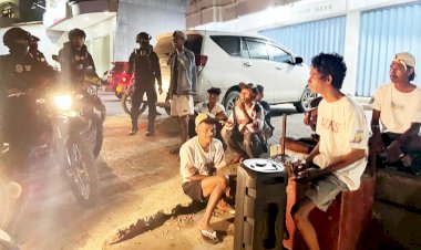 Bubarkan-Remaja-yang-Nongkrong-di-Pasar-Baru,-Tim-Patroli-Malam-Polres-Belu-Ajak-Pelaku-Usaha-Lapor-Polisi-Bila-Temukan-Aksi-Premanisme