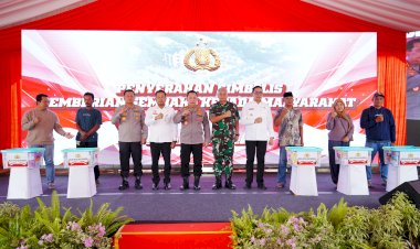 Hadiri-Ground-Breaking-Asrama-Polresta-Samarinda,-Kapolri-Bagikan-Sumur-Bor-Sembako-ke-Warga