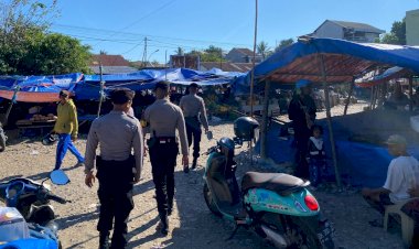 Sisir-Pasar-Baru-dengan-Berjalan-Kaki,-Tim-Perintis-Samapta-Polres-Belu-Imbau-Masyarakat-dan-Pedagang-Hubungi-110-Bila-Temukan-Aksi-Premanisme