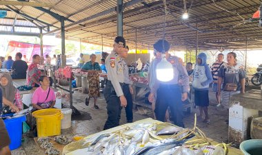 Patroli-Cipta-Kondisi-di-Hari-Libur,Tim-Perintis-Samapta-Polres-Belu-Ajak-Masyarakat-dan-Pedagang-Hubungi-110-Bila-Temukan-Aksi-Premanisme