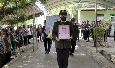 Setelah-Aipda-Miguel-Dos-Santos,-Polres-Belu-Gelar-Upacara-Beri-Penghormatan-Terakhir-untuk-Almarhum-Aiptu-Purnawirawan-Geradus-Gegu