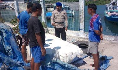 Sambang-ke-Pesisir-Pantai-Atapupu,-Sat-Polairud-Polres-Belu-Imbau-Nelayan-Wajib-Bawa-Alat-Keselamatan-saat-Melaut