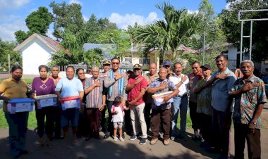 Sentuhan-Kasih-Polri:-Wakapolda-NTT-Bagikan-Bansos-di-Alor-Sambut-Hari-Bhayangkara-ke-79