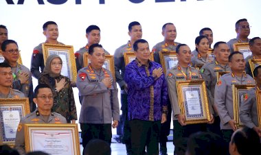 Kapolri-Berikan-Penghargaan-Pembangunan-Zona-Integritas-WBK-Kepada-Divisi-Humas-Polri