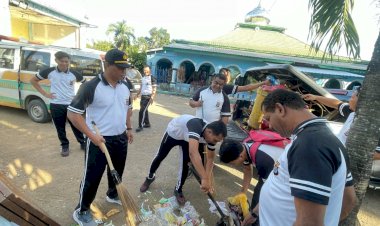 Bakti-Religi-di-Hari-Bhayangkara-ke-79,-Personel-Polres-Belu-Turun-Penuh-Gotong-Royong-Bersihkan-Empat-Tempat-Ibadah