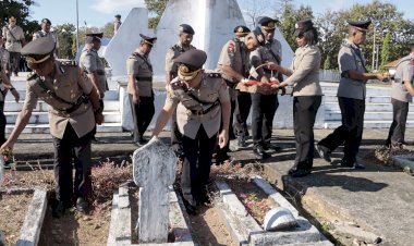 Jelang-Hari-Bhayangkara-ke-79,-Wakapolres-Belu-Pimpin-Ziarah-Rombongan-dan-Tabur-Bunga-di-Taman-Makam-Pahlawan-Seroja