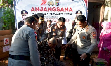 Polri-Untuk-Masyarakat,-Kapolda-NTT-Irjen-Pol.-Rudi-Darmoko-Berikan-Bantuan-Kursi-Roda-Untuk-Anggota-yang-Derita-Penyakit-Menahun