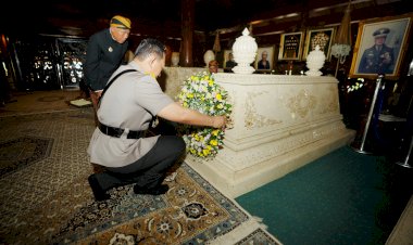 Rangkaian-Hari-Bhayangkara-ke-79,-Kapolri-Ziarah-ke-Makam-Presiden-RI-ke-2-Soeharto