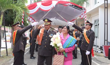 Wujud-Penghargaan-di-Hari-Bhayangkara-ke-79,-Kapolres-Belu,-AKBP-Benny-Miniani-Arief-Lepas-26-Wisuda-Purna-Bhakti