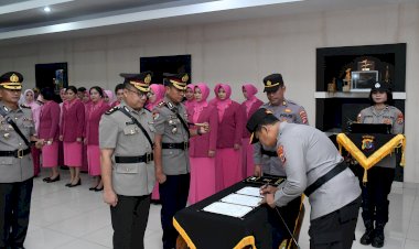 Resmi-Berganti,-AKBP-Benny-Miniani-Arief-Serahkan-Tongkat-Estafet-Kepemimpinan-Polres-Belu-ke-AKBP-I-Gede-Eka-Putra-Astawa