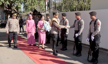 Jajar-Kehormatan-Hingga-Tradisi-Pedang-Pora-Sambut-Kedatangan-Pejabat-Baru-Kapolres-Belu,-AKBP-I-Gede-Eka-Putra-Astawa-dan-Istri-Ny.-Asti-Astawa
