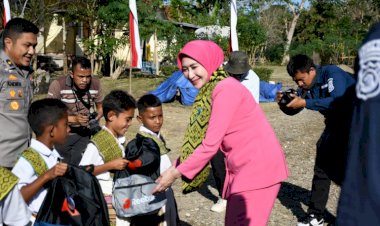 Ketulusan-Bhayangkari-untuk-Anak-Negeri:-Hadiah-Kasih-dari-Ny.-Vily-Rudi-Darmoko-di-Noemuti