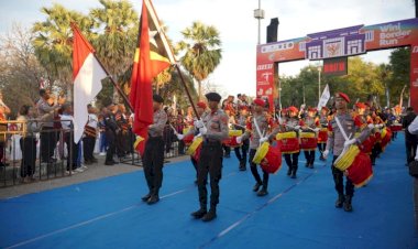 Dentuman-Semangat-dari-Perbatasan:-Drumband-Polda-NTT-Iringi-Pelepasan-Wini-Border-Run-2025-dengan-Membawa-Bendera-Indonesia-dan-Timor-Leste