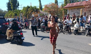 Jamin-Keamanan-dan-Kenyamanan-Umat-saat-Beribadah,-Sat-lantas-Polres-Belu-Turun-Patroli-dan-Atur-Lalu-Lintas-di-Gereja