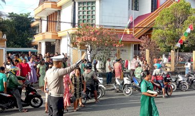 Terus-Jamin-Keamanan-dan-Kelancaran-Arus-Lalu-Lintas,-Sat-lantas-Polres-Belu-Rutin-Atur-Lalu-Lintas-di-Gereja-Saat-Ibadah-Minggu