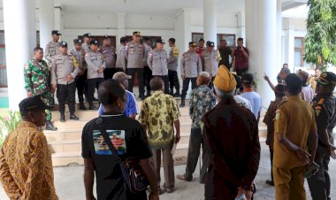 Jamin-Situasi-Kondusif,-Personel-Gabungan-Polres-Belu-Kawal-dan-Amankan-Aksi-Damai-Forum-Solidaritas-Pejuang-75-Perbatasan-RI-RDTL
