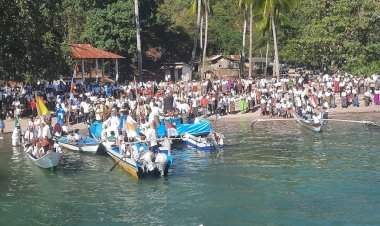 Tempuh-Darat-dan-Laut,-Aparat-Gabungan-Polres-Belu-Amankan-Prosesi-Naifeto-Lalean-dari-Lakafehan-Menuju-Paroki-Stella-Maris-Atapupu