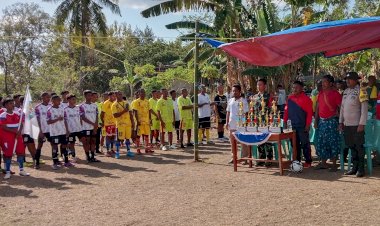Hadir-Pembukaan-Turnamen-Sepakbola-Mini-Sambut-HUT-RI-ke-80,-Bhabinkamtibmas-Takirin-Polres-Belu-Imbau-Pemain-Junjung-Tinggi-Sportivitas-selama-Pertandingan