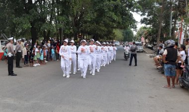 Ramai-Dibanjiri-Peserta-dan-Penonton,-Gerak-Jalan-8-KM-Sambut-HUT-RI-ke-80-Dijaga-dan-Dikawal-Ketat-Personel-Polres-Belu