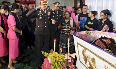 Wujud-Belasungkawa,Kapolres-Belu-bersama-Ketua-Bhayangkari-Melayat-ke-Rumah-Duka-Almarhum-AIPDA-Jose-Leto