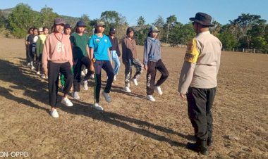 Di-Latih-Bhabinkamtibmas-Polres-Belu,-Tim-Putri-Desa-Lawalutolus-Siap-Ikut-Lomba-Gerak-Jalan-Tingkat-Kecamatan-Sambut-HUT-RI-ke-80