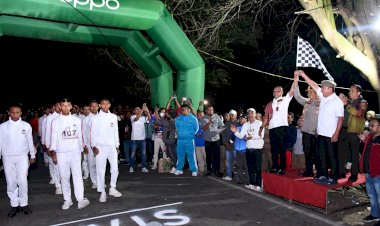 Meriahkan-HUT-RI-ke-80,-Kapolda-NTT-dan-Forkopimda-Belu-Lepas-Peserta-Gerak-Jalan-45-KM-di-Perbatasan-RI-RDTL