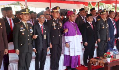 Kapolres-Belu-Didampingi-Istri-dan-Pejabat-Utama,-Hadiri-Upacara-Detik-detik-Proklamasi-HUT-Ke-80-RI-di-Tapal-Batas