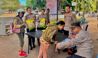 Tinjau-Antusiasme-Warga-di-Gerakan-Pangan-Murah-Polres-Belu,-Kapolres-Pastikan-Penyaluran-5-Ton-Beras-SPHP-Dilakukan-Secara-Maksimal