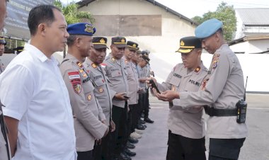 Uji-Disiplin-Sekaligus-Cegah-Praktik-Judol-,-Wakapolres-Belu-Didampingi-Propam-Cek-Sikap-Tampang-Hingga-Ponsel-Milik-Anggota