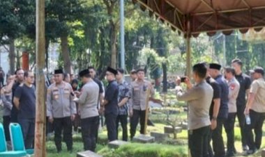 Kapolda-Metro-Hadiri-Pemakaman-Affan-Kurniawan-di-TPU-Karet-Bivak