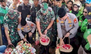 Kapolda-Metro-Tabur-Bunga-di-Makam-Affan-Kurniawan