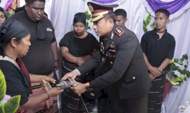 Wujud-Belasungkawa,Kapolres-Belu-Melayat-ke-Rumah-Duka-Almarhum-AIPDA-Ernesto-Da-Costa-Miguel